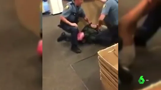 Brutal detención policial a una niña negra en EEUU Brutal detención policial a una niña negra en EEUU
