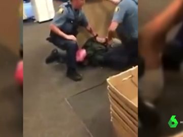 Brutal detención policial a una niña negra en EEUU Brutal detención policial a una niña negra en EEUU