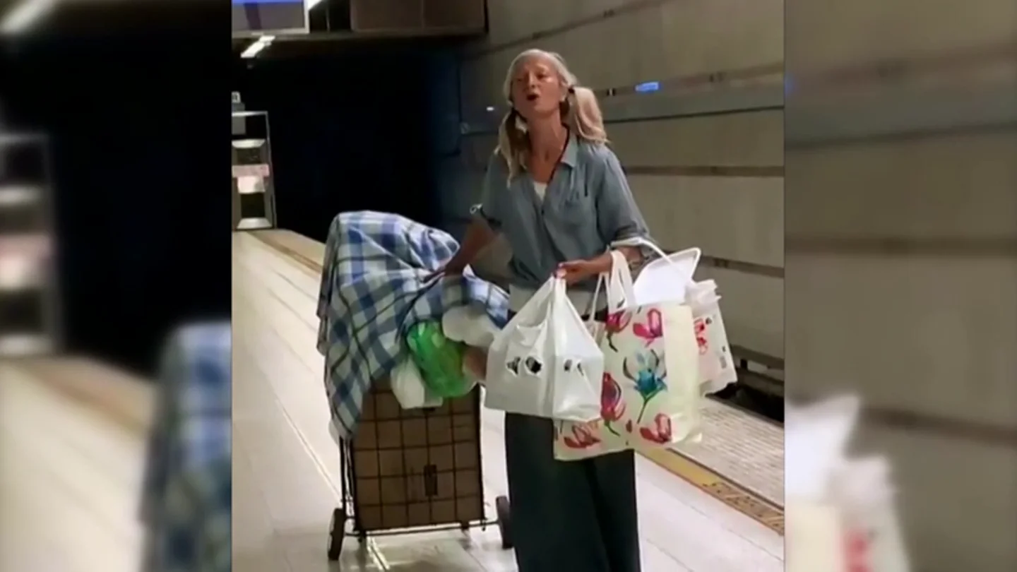 Emily Zamourka, una mujer sin hogar que cantaba ópera en el metro de Los Ángeles Emily Zamourka, una mujer sin hogar que cantaba ópera en el metro de Los Ángeles