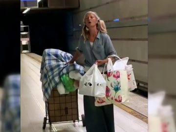 Emily Zamourka, una mujer sin hogar que cantaba ópera en el metro de Los Ángeles Emily Zamourka, una mujer sin hogar que cantaba ópera en el metro de Los Ángeles