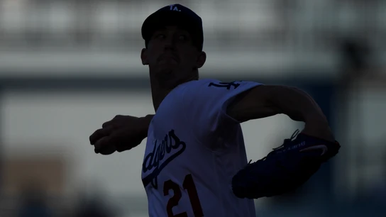 Walker Buehler, uno de los jugadores que dirige Alan Smolinisky, en partido con Los Ángeles Dodgers. Walker Buehler, uno de los jugadores que dirige Alan Smolinisky, en partido con Los Ángeles Dodgers.