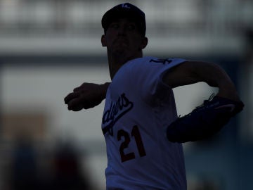 Walker Buehler, uno de los jugadores que dirige Alan Smolinisky, en partido con Los Ángeles Dodgers. Walker Buehler, uno de los jugadores que dirige Alan Smolinisky, en partido con Los Ángeles Dodgers.