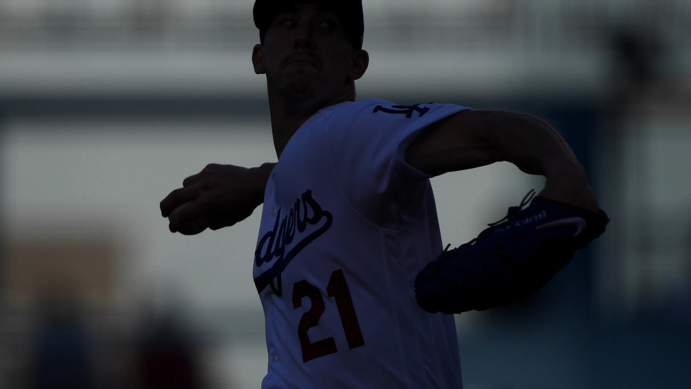 Walker Buehler, uno de los jugadores que dirige Alan Smolinisky, en partido con Los Ángeles Dodgers.