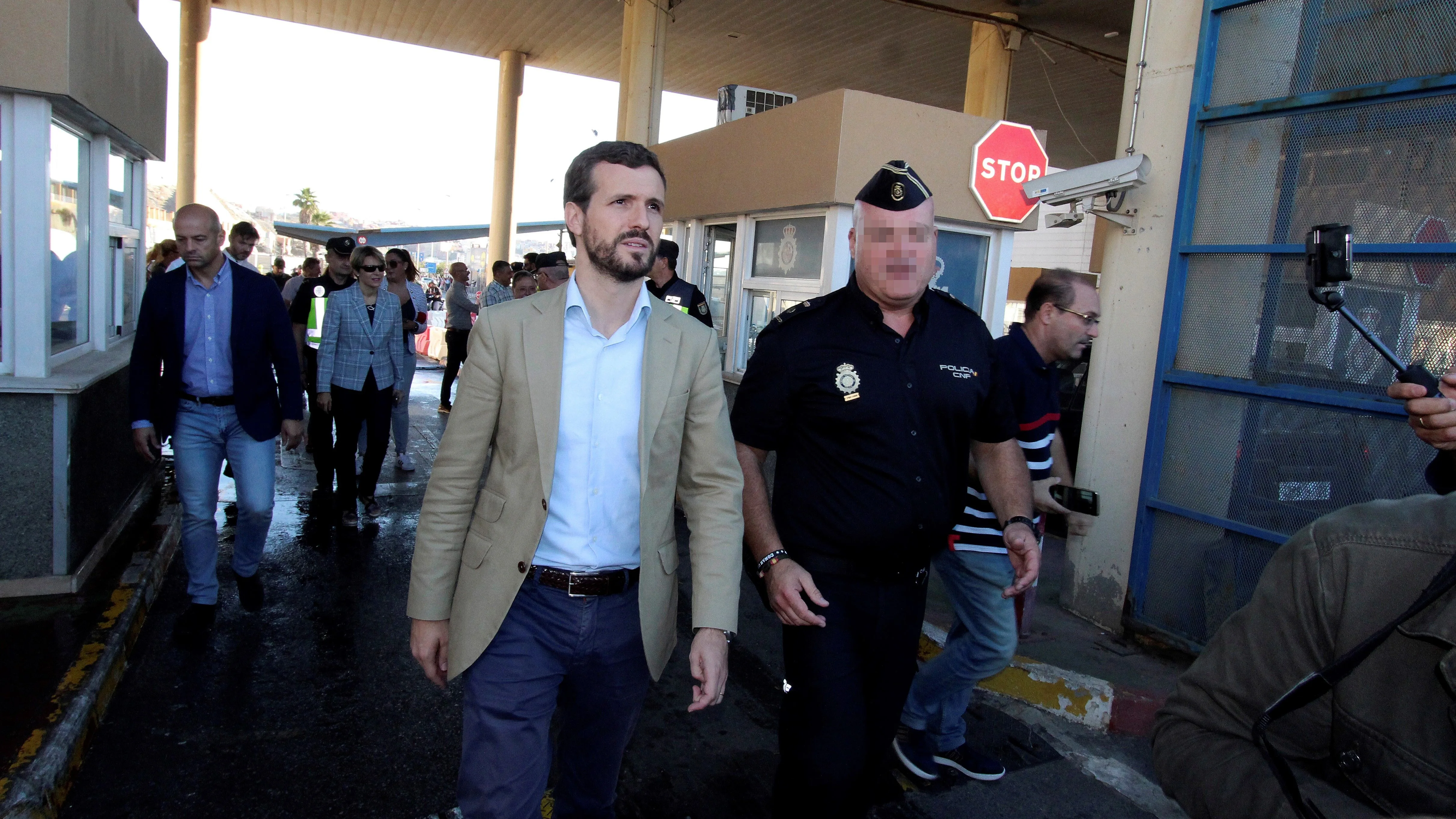 El líder del PP Pablo Casado, durante la visita al paso fronterizo del Tarajal