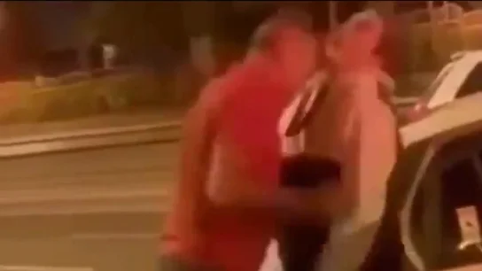 El vídeo del cabezazo de un taxista a un cliente tras discutir por el coste de una carrera en Granada El vídeo del cabezazo de un taxista a un cliente tras discutir por el coste de una carrera en Granada