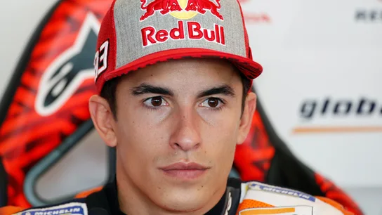 Marc Márquez, concentrado en el box de Honda durante el GP de Tailandia Marc Márquez, concentrado en el box de Honda durante el GP de Tailandia