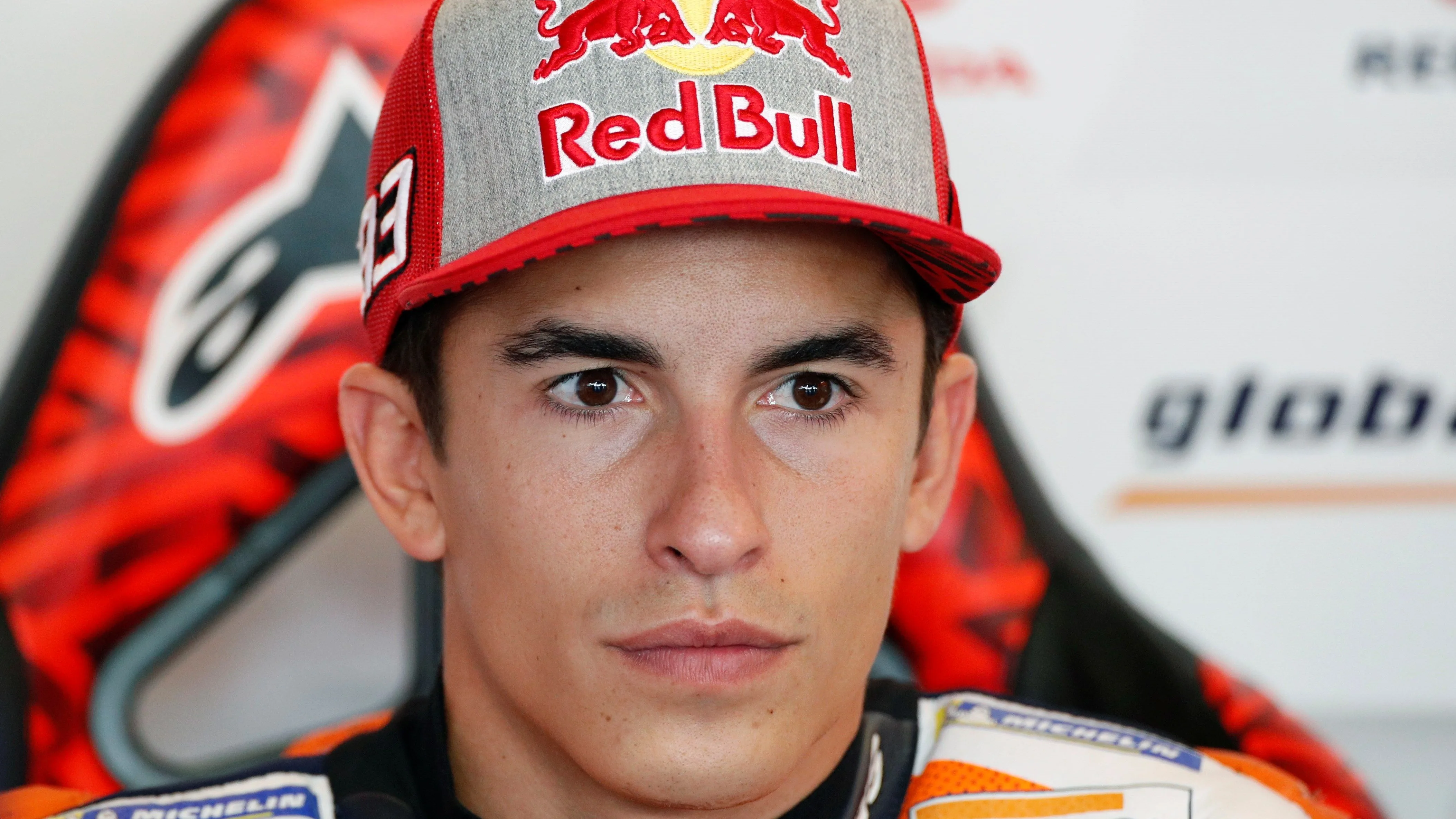 Marc Márquez, concentrado en el box de Honda durante el GP de Tailandia