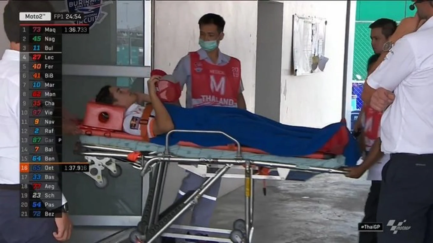 Marc Márquez, trasladado en camilla al hospital Marc Márquez, trasladado en camilla al hospital