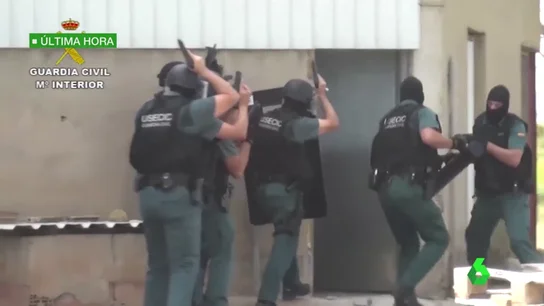 Las imágenes de la detención de la pareja que enterró vivo a un hombre tras quedar con él por Badoo Las imágenes de la detención de la pareja que enterró vivo a un hombre tras quedar con él por Badoo