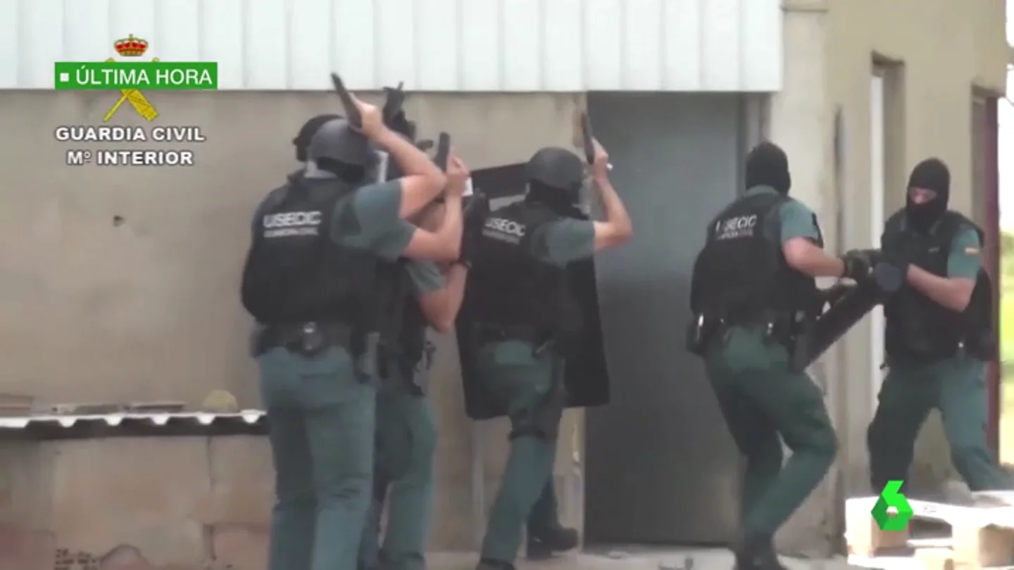 Las imágenes de la detención de la pareja que enterró vivo a un hombre tras quedar con él por Badoo Las imágenes de la detención de la pareja que enterró vivo a un hombre tras quedar con él por Badoo