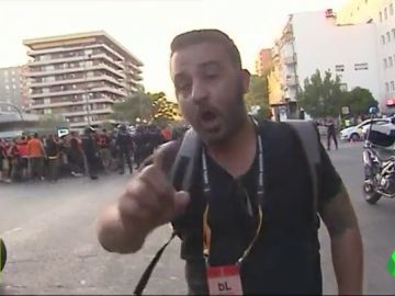 Ultras del APOEL increpan y empujan a un equipo de laSexta en Sevilla Ultras del APOEL increpan y empujan a un equipo de laSexta en Sevilla