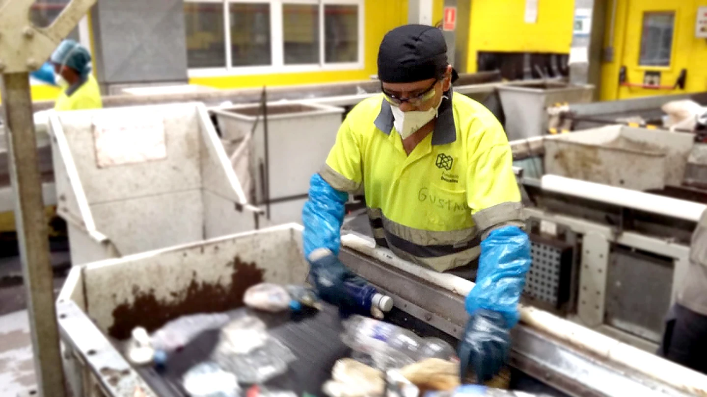 Gustavo Campos en la planta de reciclaje en la que trabaja en Palma de Mallorca 'Reciclar para cambiar vidas'