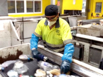 Gustavo Campos en la planta de reciclaje en la que trabaja en Palma de Mallorca Gustavo Campos en la planta de reciclaje en la que trabaja en Palma de Mallorca