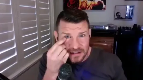 Michael Bisping se saca un ojo en plena entrevista Michael Bisping se saca un ojo en plena entrevista