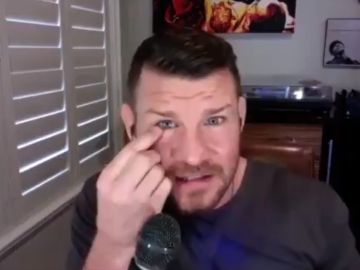 Michael Bisping se saca un ojo en plena entrevista Michael Bisping se saca un ojo en plena entrevista