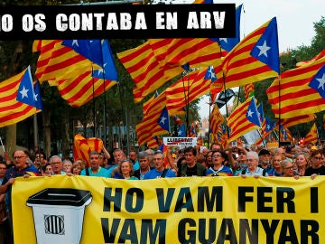 Varios manifestantes, durante la concentración convocada en Barcelona el 1-O Varios manifestantes, durante la concentración convocada en Barcelona el 1-O
