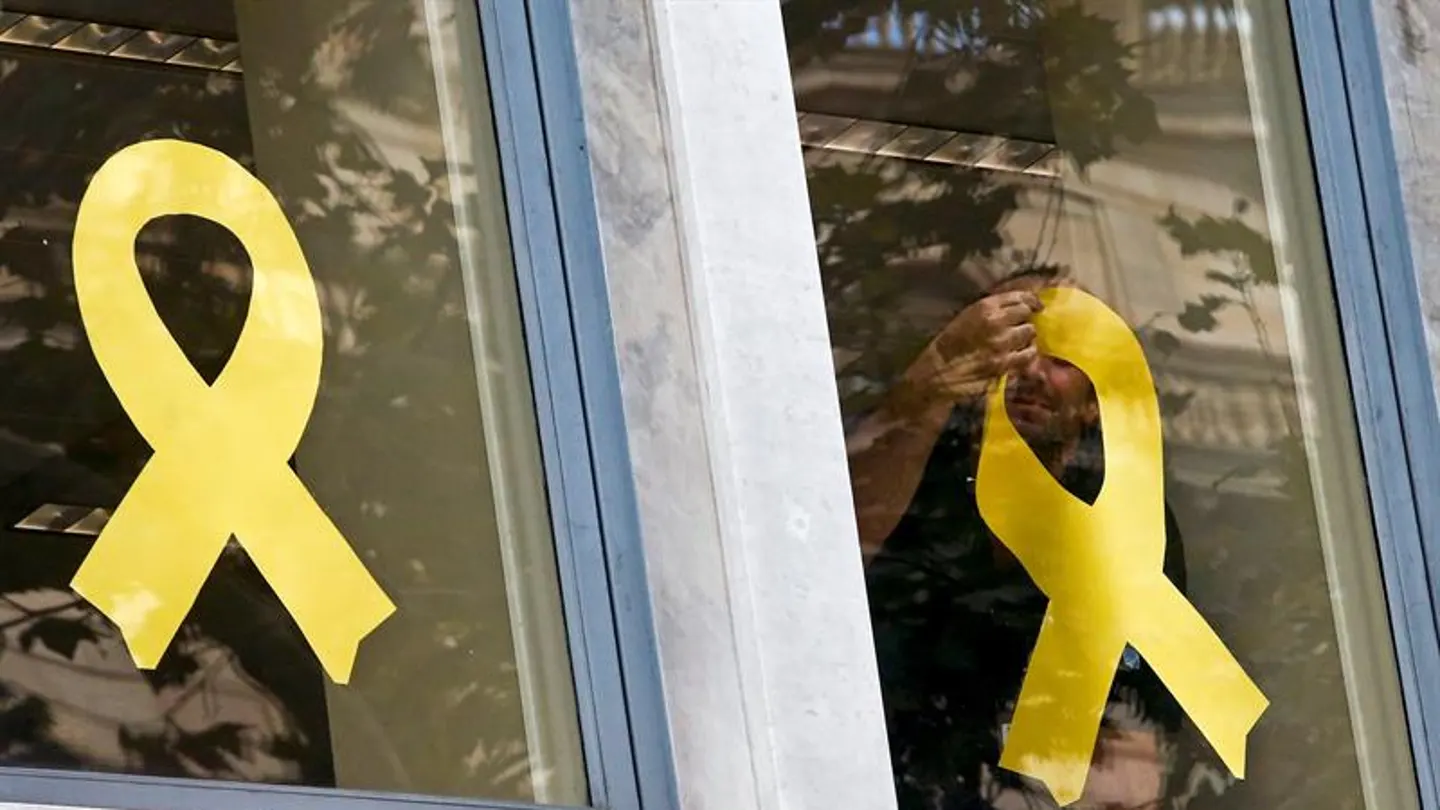 Trabajadores del Departamento de Agricultura de la Generalitat retiran los lazos Trabajadores del Departamento de Agricultura de la Generalitat retiran los lazos