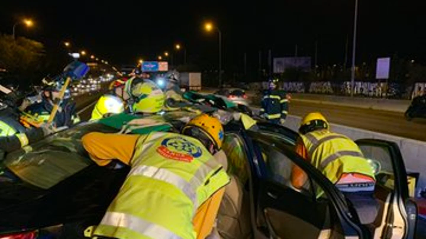 Bomberos trabajando en el rescate de uno de los implicados en el accidente Bomberos trabajando en el rescate de uno de los implicados en el accidente