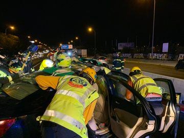 Bomberos trabajando en el rescate de uno de los implicados en el accidente Bomberos trabajando en el rescate de uno de los implicados en el accidente