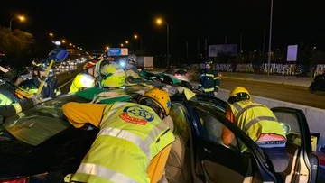 Bomberos trabajando en el rescate de uno de los implicados en el accidente