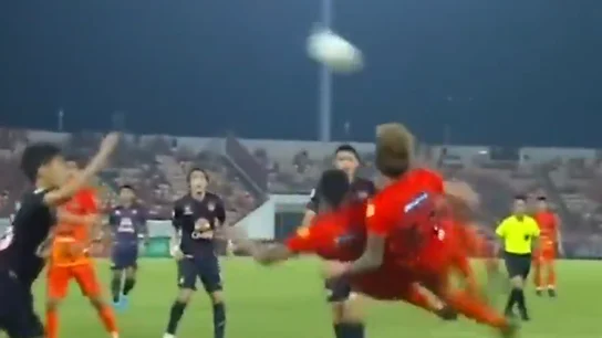 La doble chilena vista en Tailandia a lo Oliver y Benji La doble chilena vista en Tailandia a lo Oliver y Benji