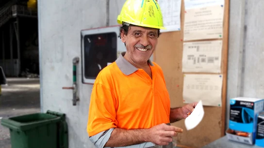 Gustavo Campos en la planta de reciclaje en la que trabaja en Palma de Mallorca 'Reciclar para cambiar vidas'