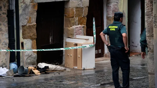 La Guardia Civil junto a la vivienda de Laredo donde fallecieron una mujer y su hija en un incendio La Guardia Civil junto a la vivienda de Laredo donde fallecieron una mujer y su hija en un incendio