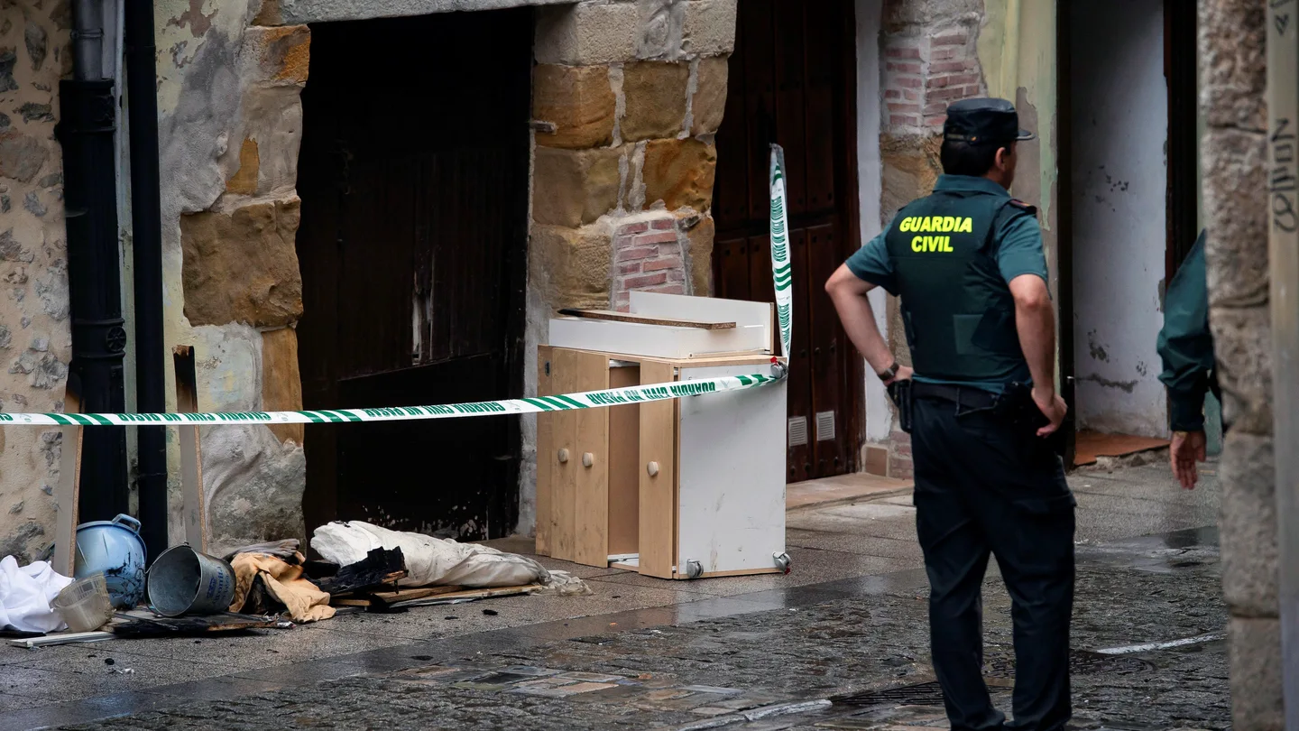 La Guardia Civil junto a la vivienda de Laredo donde fallecieron una mujer y su hija en un incendio La Guardia Civil junto a la vivienda de Laredo donde fallecieron una mujer y su hija en un incendio