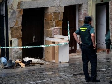 La Guardia Civil junto a la vivienda de Laredo donde fallecieron una mujer y su hija en un incendio La Guardia Civil junto a la vivienda de Laredo donde fallecieron una mujer y su hija en un incendio