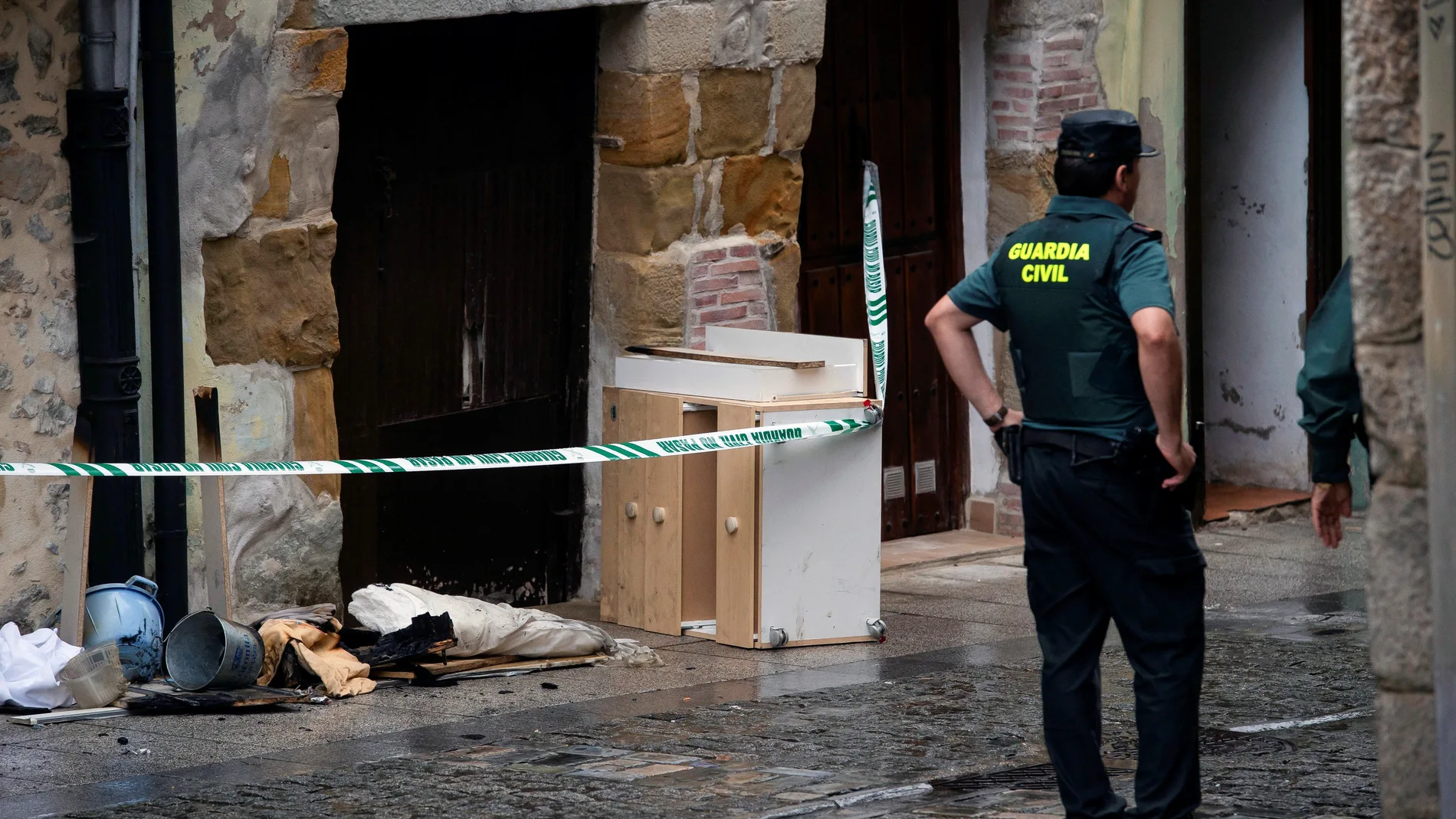 La Guardia Civil junto a la vivienda de Laredo donde fallecieron una mujer y su hija en un incendio