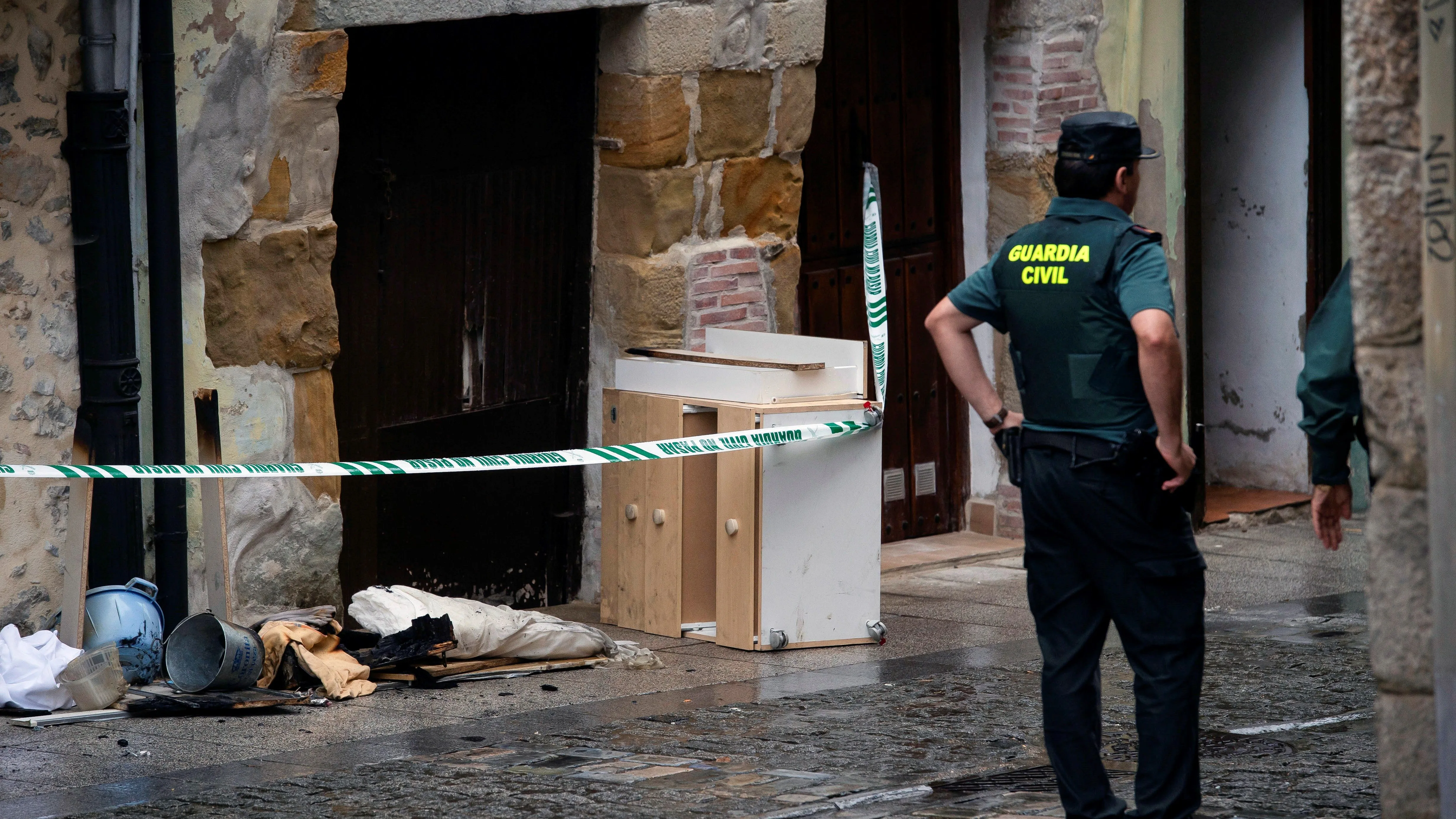 La Guardia Civil junto a la vivienda de Laredo donde fallecieron una mujer y su hija en un incendio