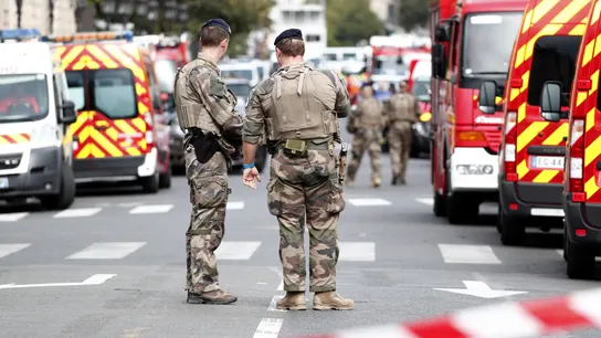 Agentes de seguridad en torno a la Prefectura de París tras el ataque Agentes de seguridad en torno a la Prefectura de París tras el ataque
