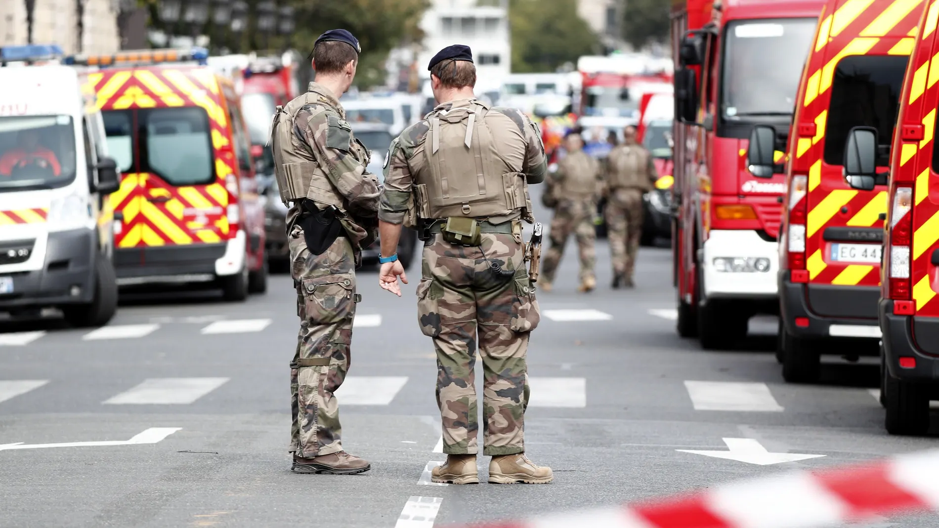 Agentes de seguridad en torno a la Prefectura de París tras el ataque