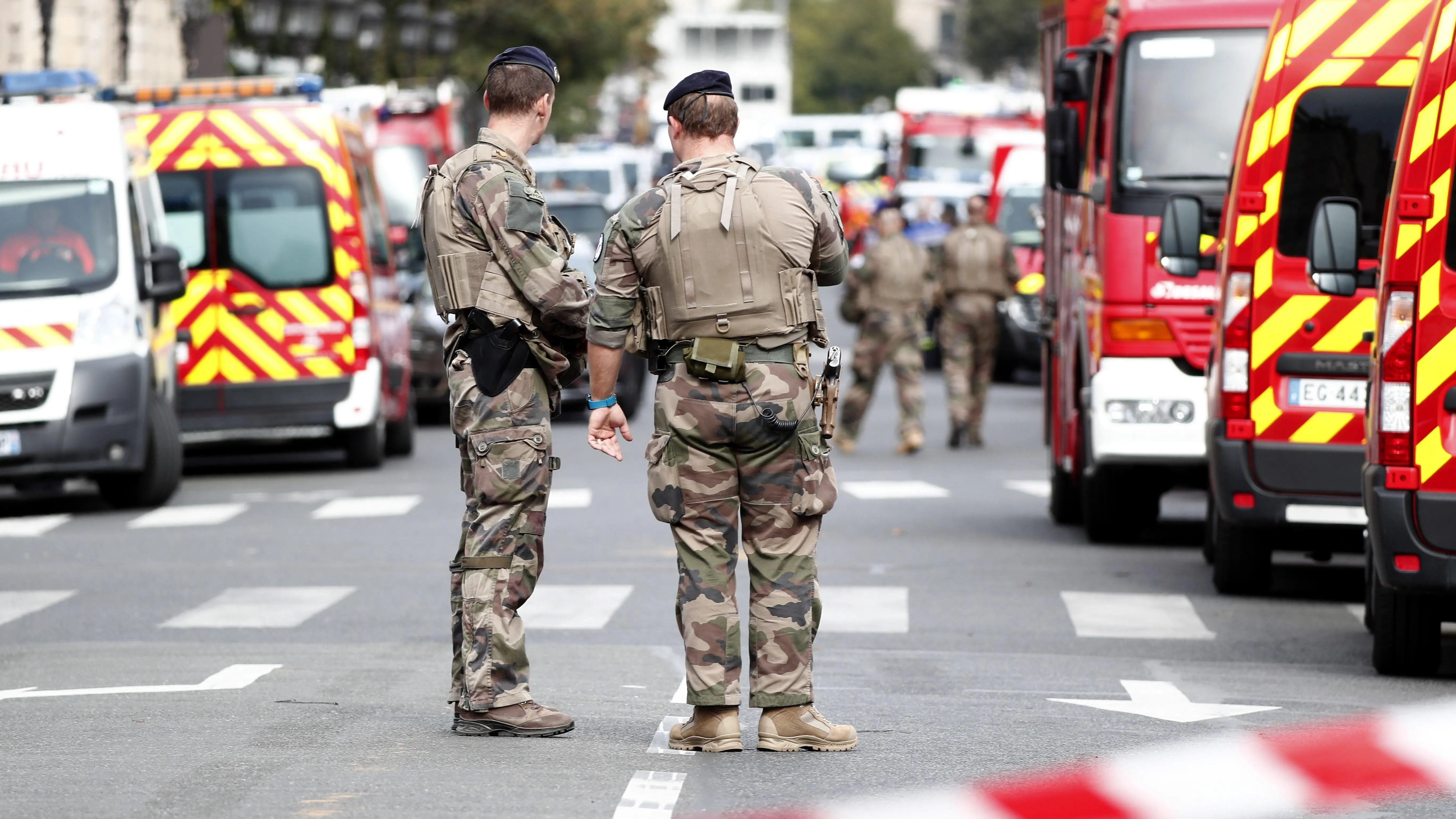 Agentes de seguridad en torno a la Prefectura de París tras el ataque