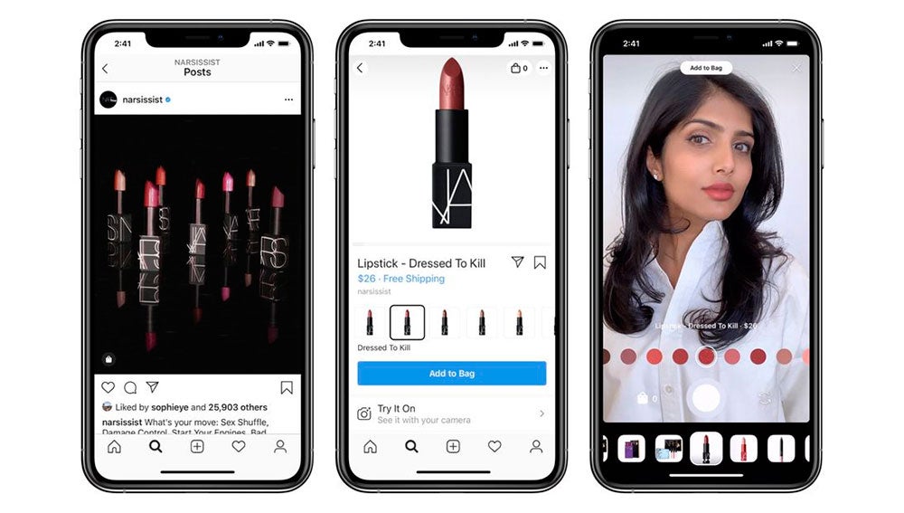 Probando un pintalabios