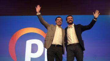 El presidente del PP, Pablo Casado, junto al presidente de la Junta de Andalucía, Juanma Moreno