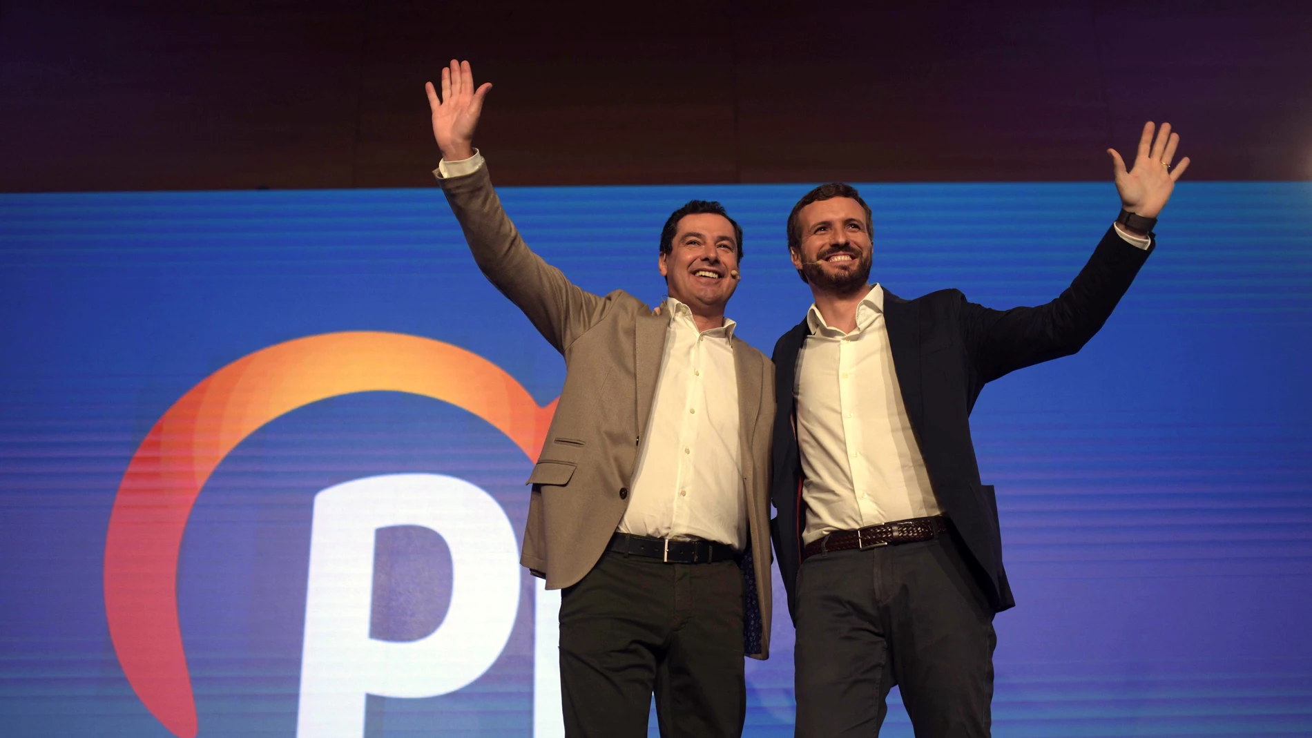 El presidente del PP, Pablo Casado, junto al presidente de la Junta de Andalucía, Juanma Moreno