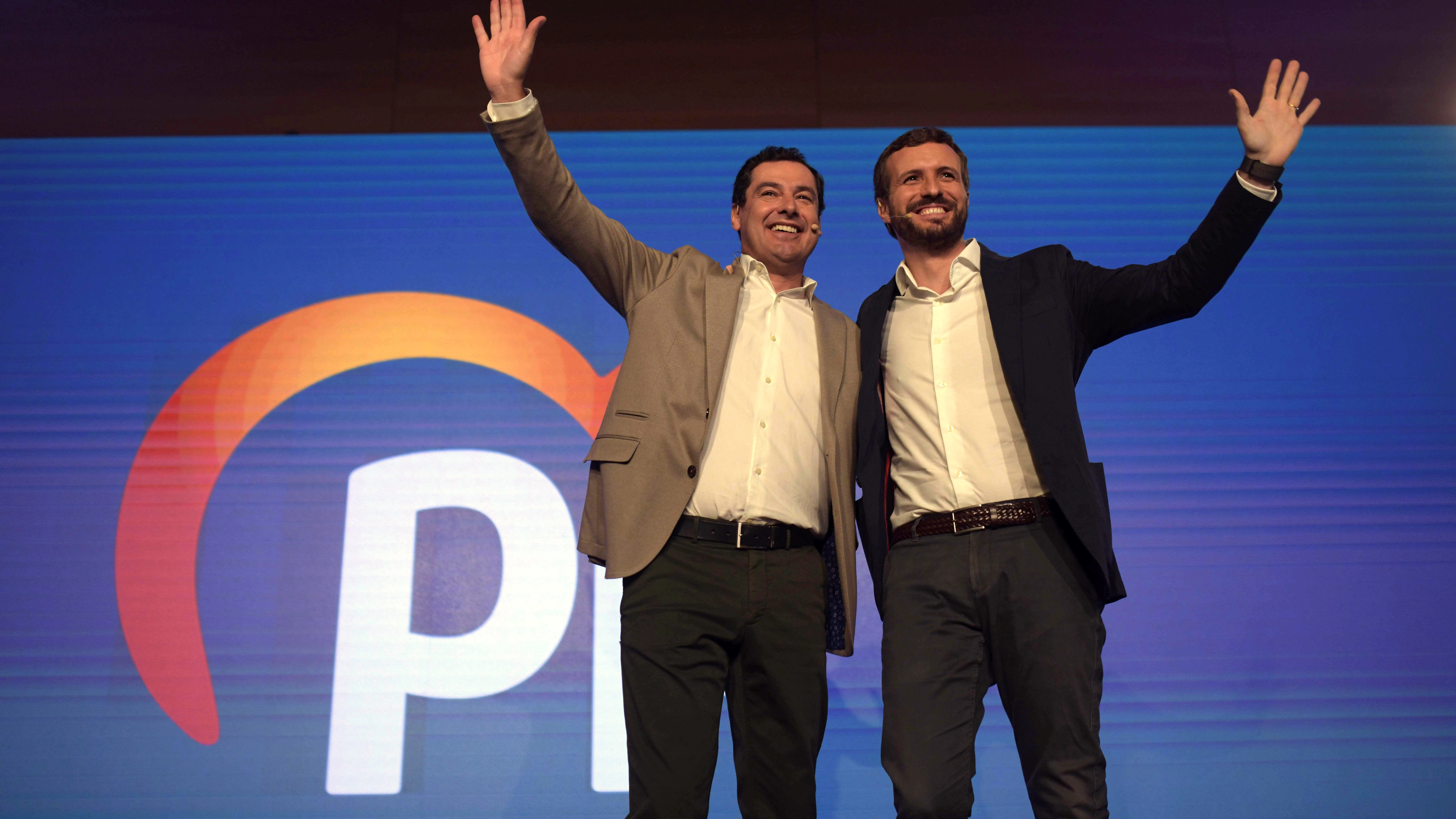 El presidente del PP, Pablo Casado, junto al presidente de la Junta de Andalucía, Juanma Moreno