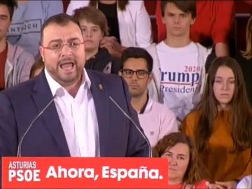 Un joven 'cuela' en un mitin del PSOE una camiseta a favor de Donald Trump Un joven 'cuela' en un mitin del PSOE una camiseta a favor de Donald Trump