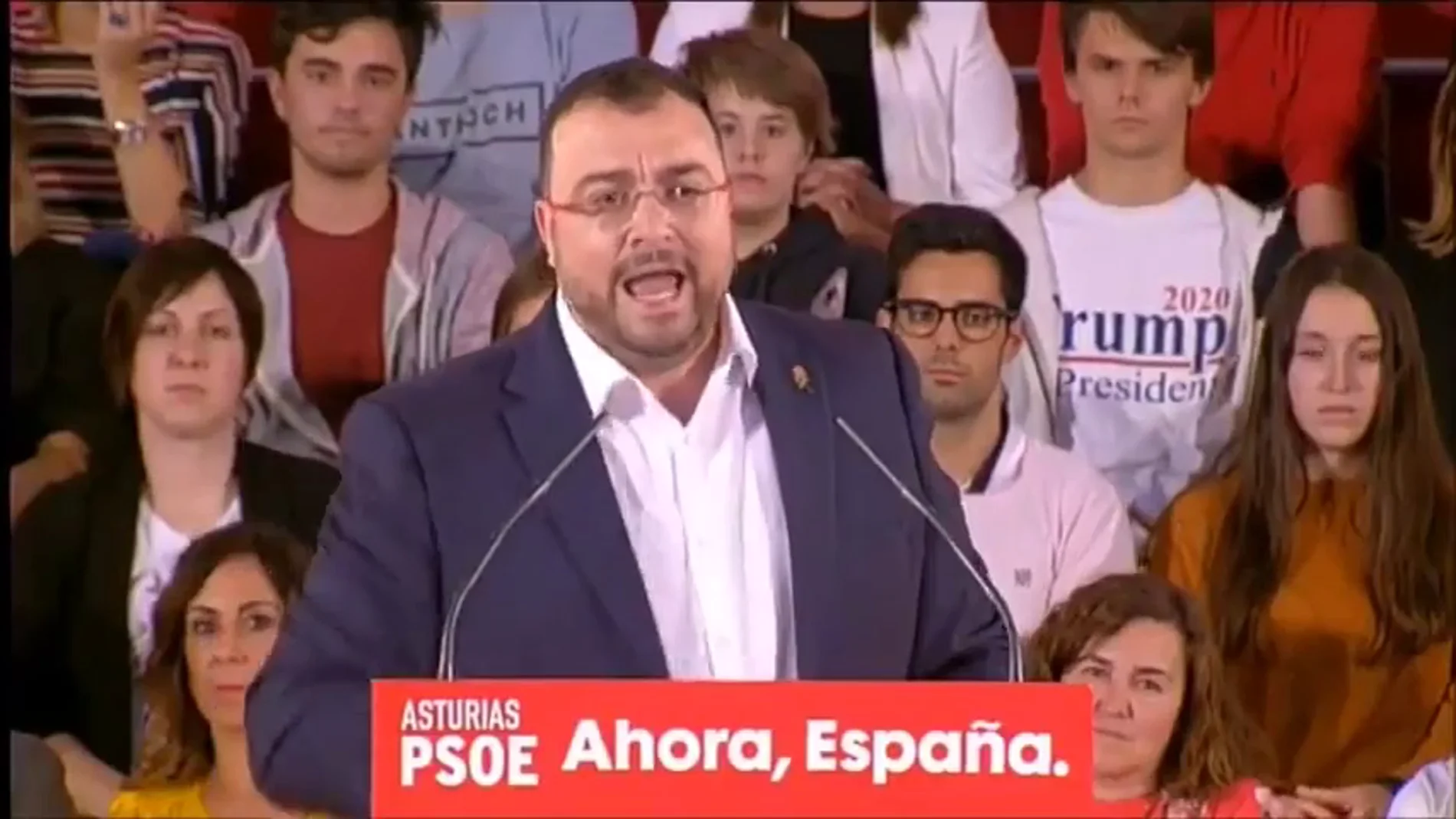 Un joven 'cuela' en un mitin del PSOE una camiseta a favor de Donald Trump