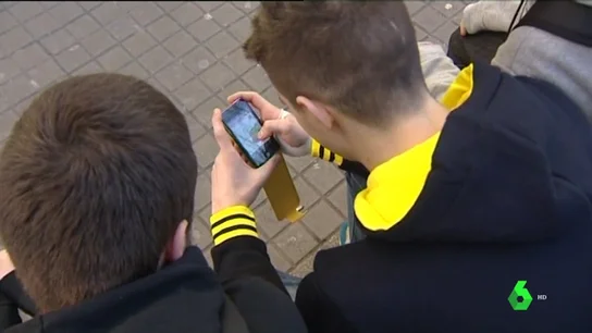 Personas con un teléfono móvil Personas con un teléfono móvil