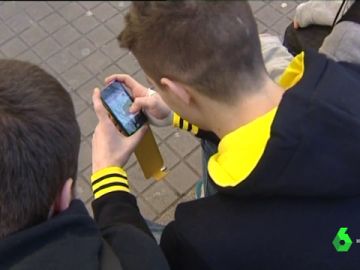 Personas con un teléfono móvil Personas con un teléfono móvil