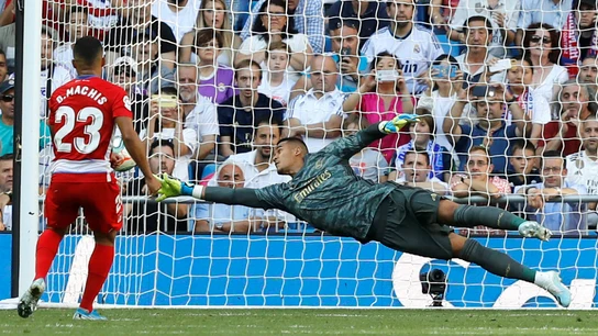 Areola trata de detener el penalti a Machís Areola trata de detener el penalti a Machís