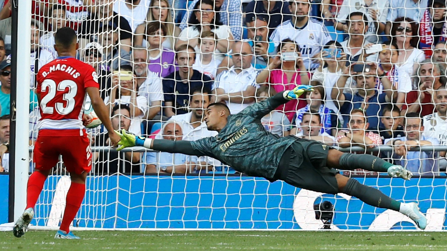 Areola trata de detener el penalti a Machís Areola trata de detener el penalti a Machís