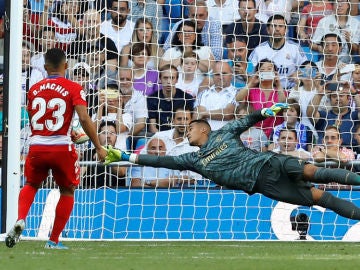 Areola trata de detener el penalti a Machís Areola trata de detener el penalti a Machís