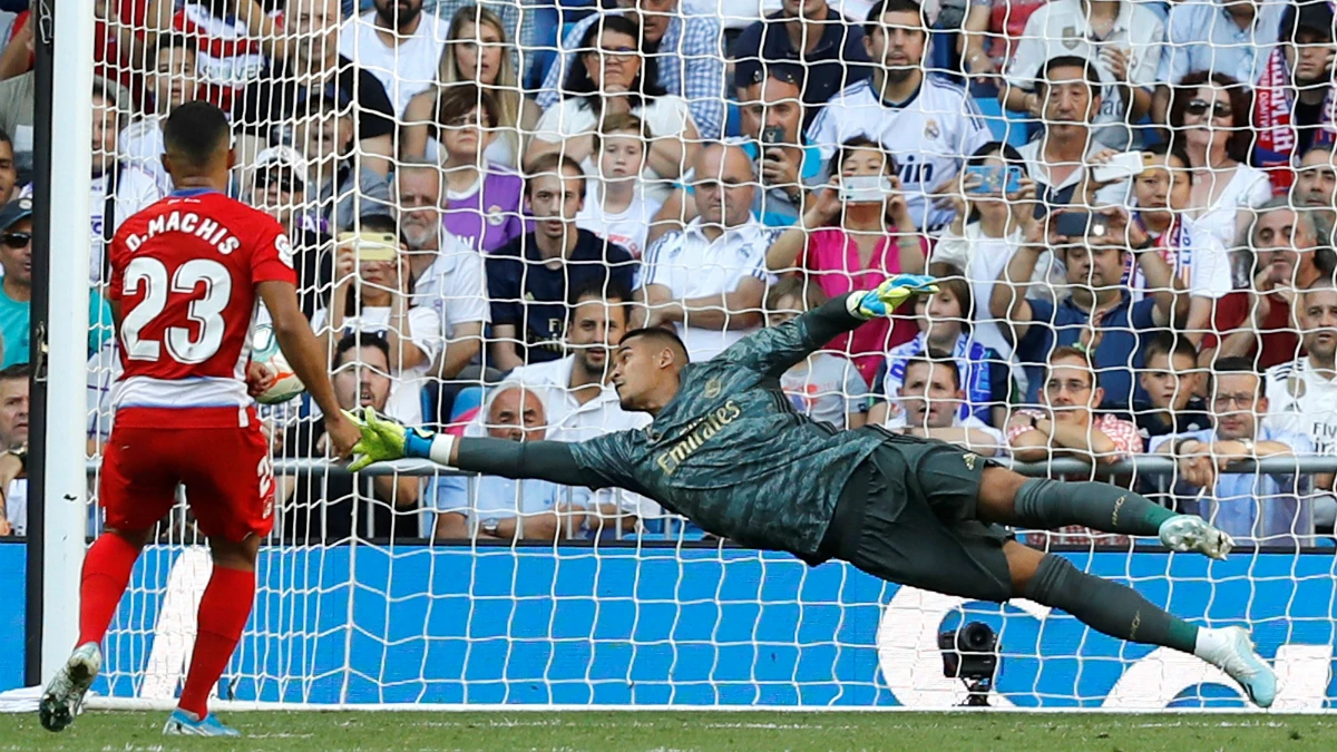 Areola trata de detener el penalti a Machís