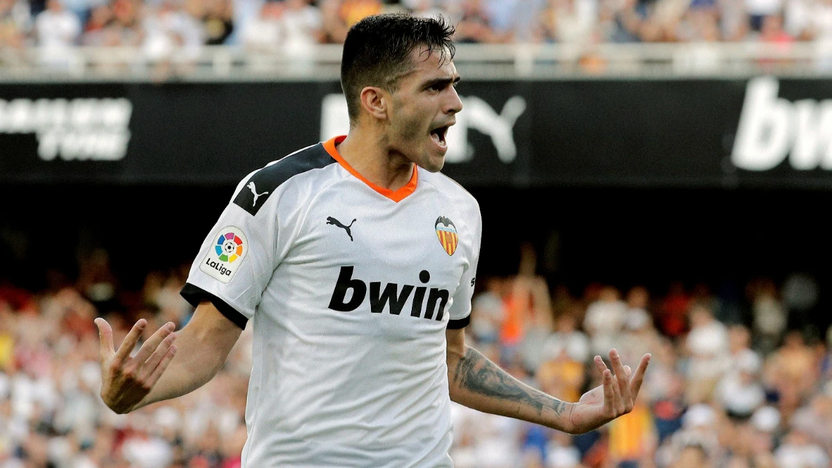 Maxi Gómez celebra un gol con el Valencia