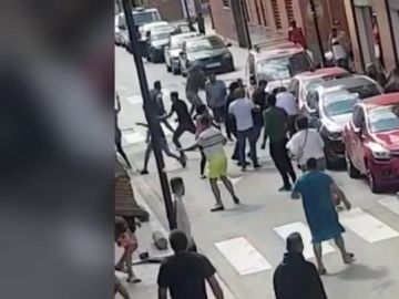 Imagen de la pelea salvaje con tres heridos por cuchilladas en Canovelles, Barcelona Imagen de la pelea salvaje con tres heridos por cuchilladas en Canovelles, Barcelona