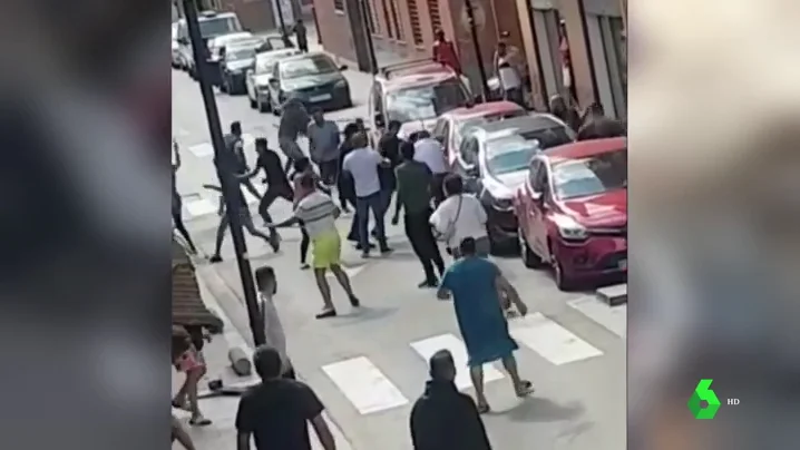 Imagen de la pelea salvaje con tres heridos por cuchilladas en Canovelles, Barcelona