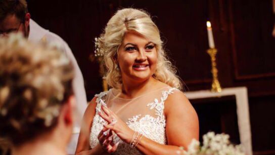 Una joven se pega las cenizas de su padre en sus u&ntilde;as postizas para que la acompa&ntilde;e hasta el altar en el d&iacute;a de su boda